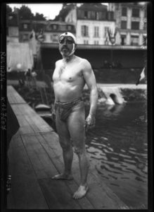11 septembre 1910 - Joinville - course de natation - portrait du nageur en maillot de bain - Agence Rol - Gallica/BNF