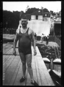 11 septembre 1910 - Joinville - course de natation - portrait du nageur Émile Paulus en maillot de bain - Agence Rol - Gallica/BNF