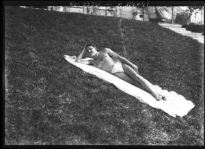 1913 - Le coureur de fond Jean Bouin allongé sur l'herbe en maillot de bain - agence Rol - Gallica/BNF