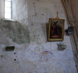 Une église mal barré en Berry (moisissures, fissures, lampe qui chauffe à côté d'un tableau...)