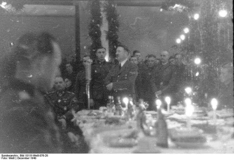 Hitler et des officiers de la Waffen-SS fêtant Noël, à Metz, le 25 décembre 1940. Wikimedia