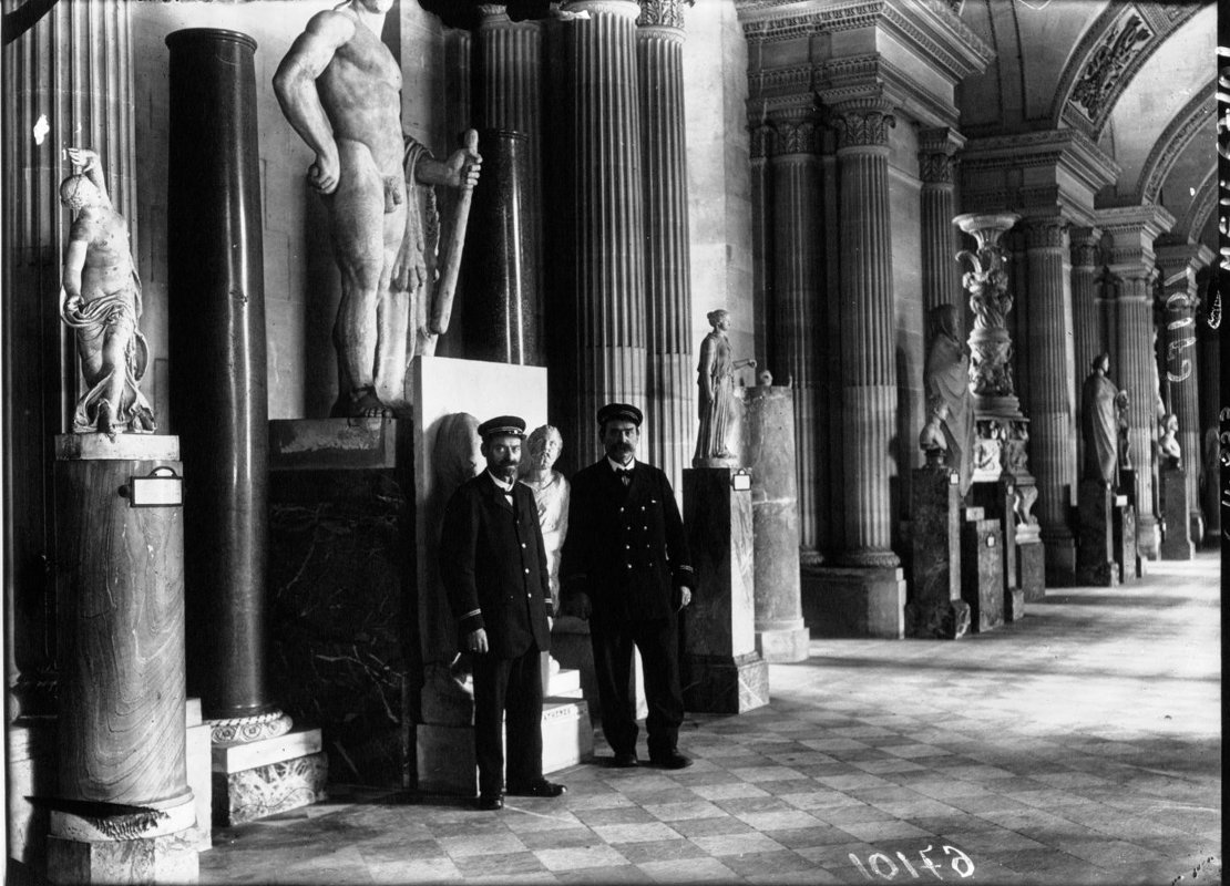 Deux gardiens du Louvre pendant la 1ère GM - 1918 - Gallica/BNF