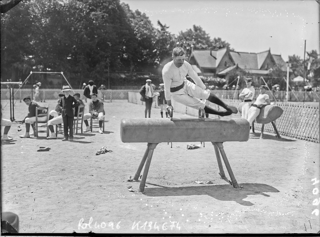 Dumand travail aux arceaux cheval d'arçons, 35e fête fédérale de l'union des sociétés de gymnastique de France, à Angers - 1909 - Agence Roll - Gallica BNF