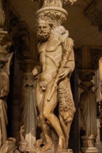 Entre 1302 et 1311 - Giovanni Pisano - Un des piliers sculptés du duomo de Pise représentant Hercule (la nudité ici complète est aussi probablement pour marquer une différence envers le monde païen)