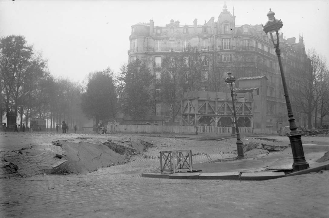 8 novembre 1915 : Accident place de l'Alma : affaissement du sol suite au travaux d'aménagement de la ligne de métro - BNF