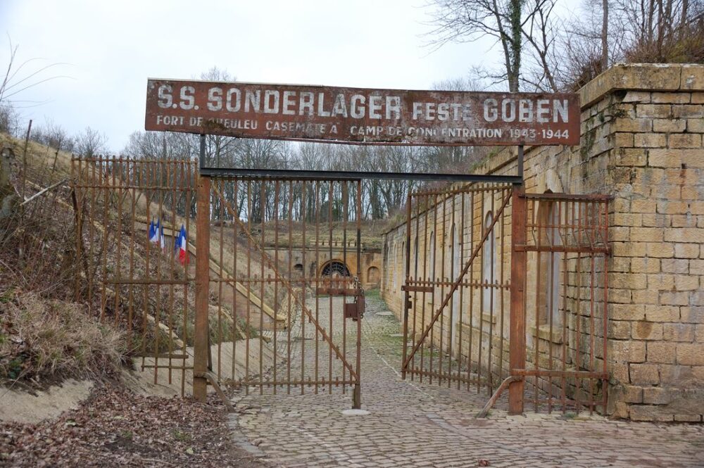 Le panneau a été ajouté a posteriori et va être remplacé (surtout à cause de la mention erronée de "concentration") mais cela donne une idée de l'entrée de la casemate A.