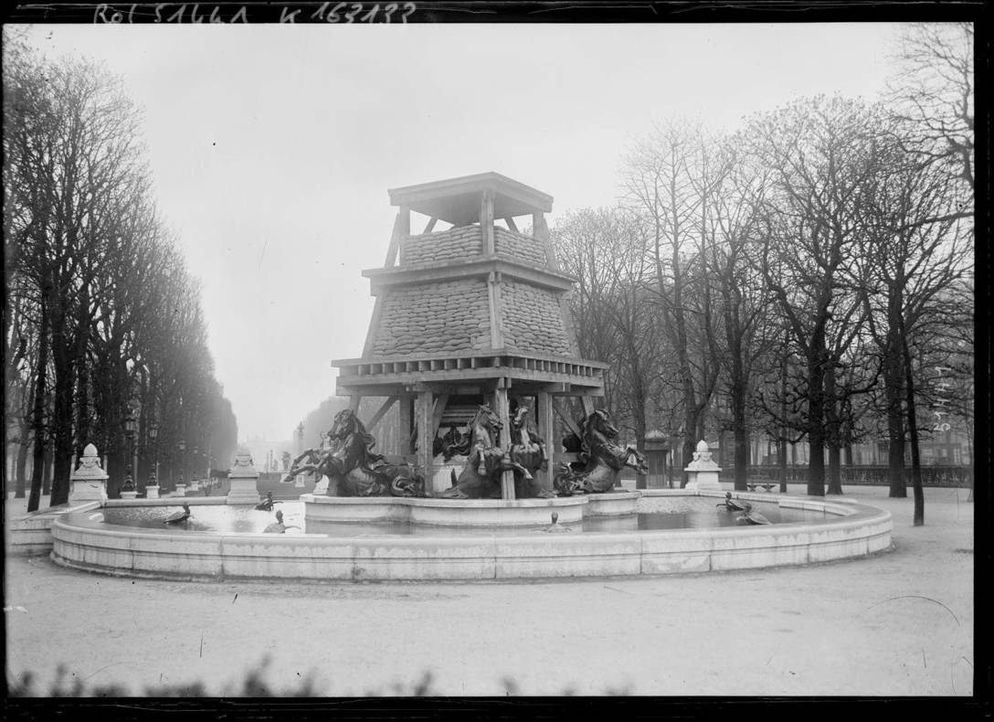1918 - Jardin du Luxembourg, fontaine Carpeaux protégée contre les bombardements, Paris, 6e arrondissement [photographie de presse] [Agence Rol] - Gallica/BNF
