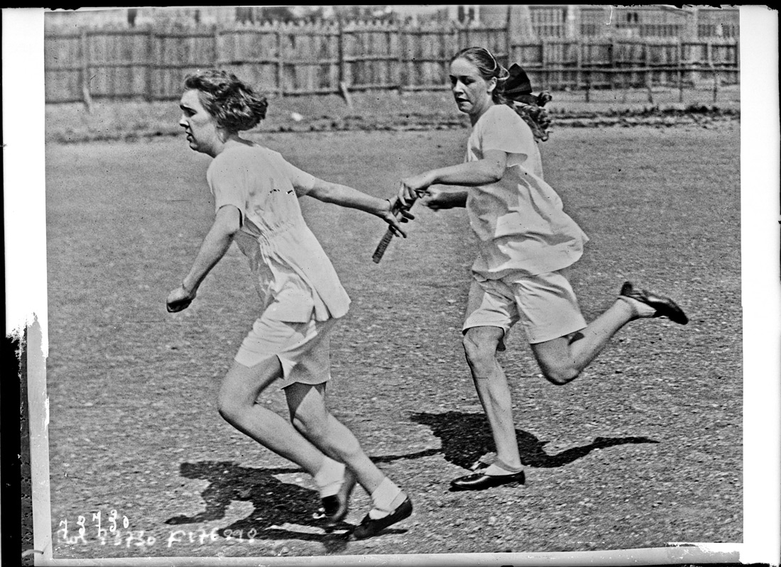 Jeux olympiques féminins de Monte-Carlo de 1922, relais d'une équipe belge - Agence Roll - Gallica BNF