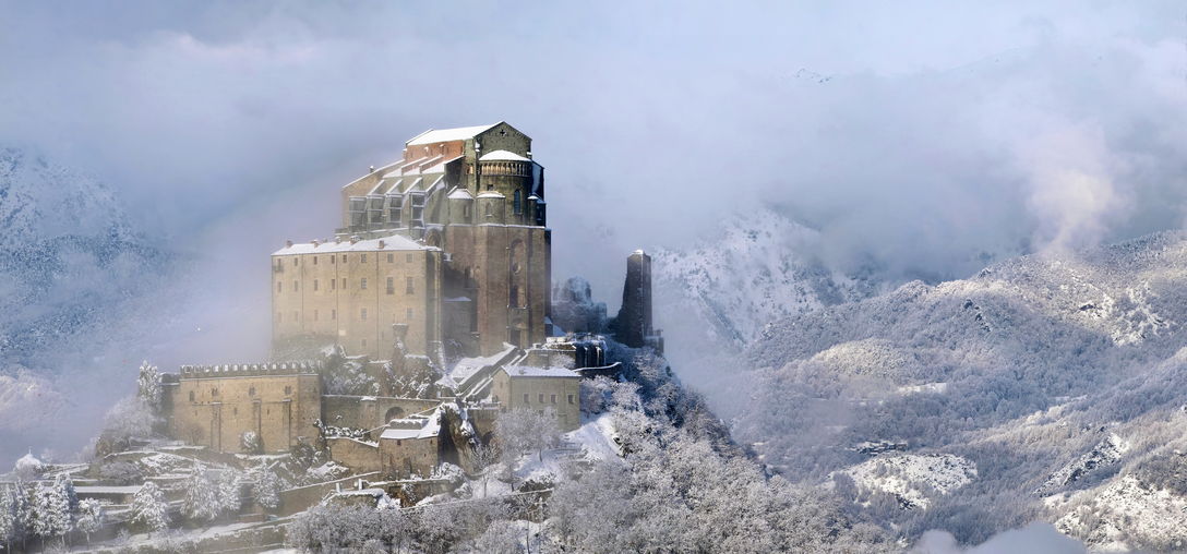 Abbaye Saint-Michel-de-la-Cluse sur le mont Pirchiriano, 962 mètres, Piémont, Italie - photo primée (allez voir l'originale en cliquant) Elio Pallard – Wikimedia 