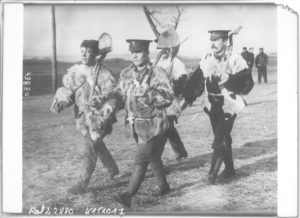 L'armée anglaise sur le front, pionniers portant leur nouveau costume de fourrure, 1915