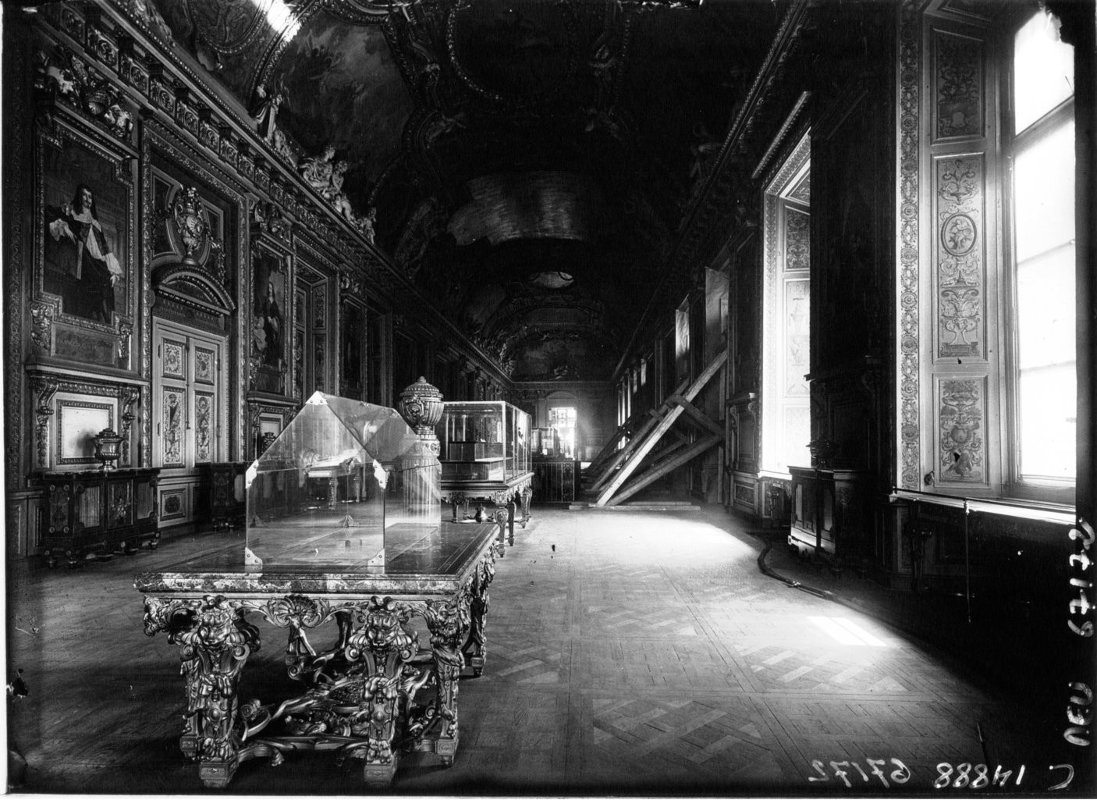 Le Musée du louvre pendant la guerre : la Galerie d'Apollon - 1918 - Gallica/BNF