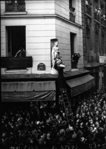 Midinettes fleurissant la statue de Sainte-Catherine - rue de Cléry - 1932