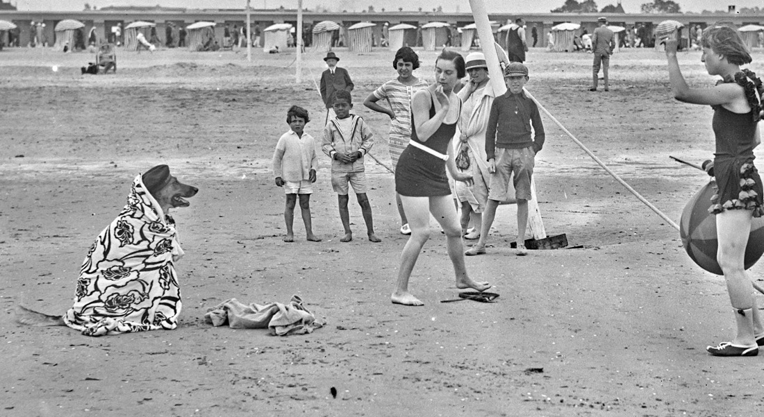 Détail : 1925 - Mode à Deauville, deux jeunes femmes en costume de bain (dont l'actrice et chanteuse Suzy Solidor) avec un chien sur la plage - Agence Rol - Gallica /BNF