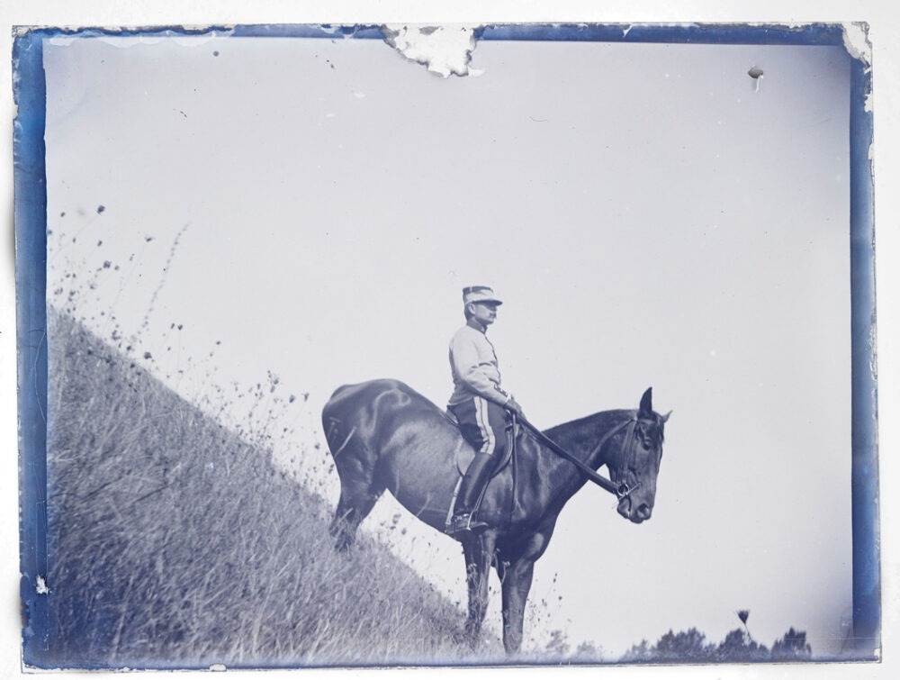 Officier à cheval descendant une pente raide