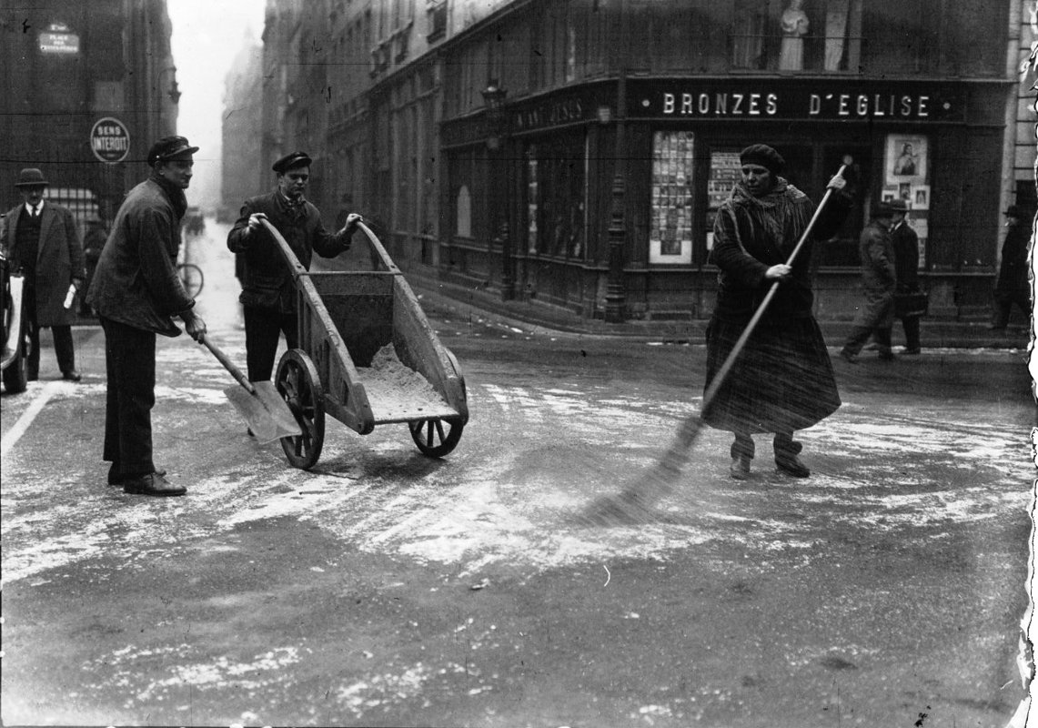 Paris sous la neige : balayage de la neige - place des Victoires - 1933