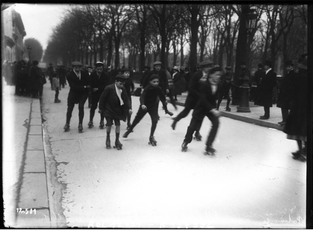 Patinage à roulettes au Luxembourg, 5/02/1911 [photographie de presse] [Agence Rol] - Gallica/BNF