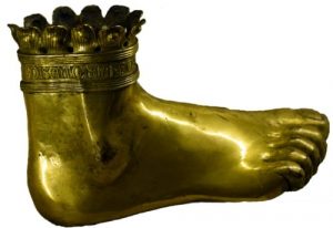 Pied-reliquaire de Saint Adalhard en cuivre doré fait en Italie au XIVème siècle visible Musée de Cluny