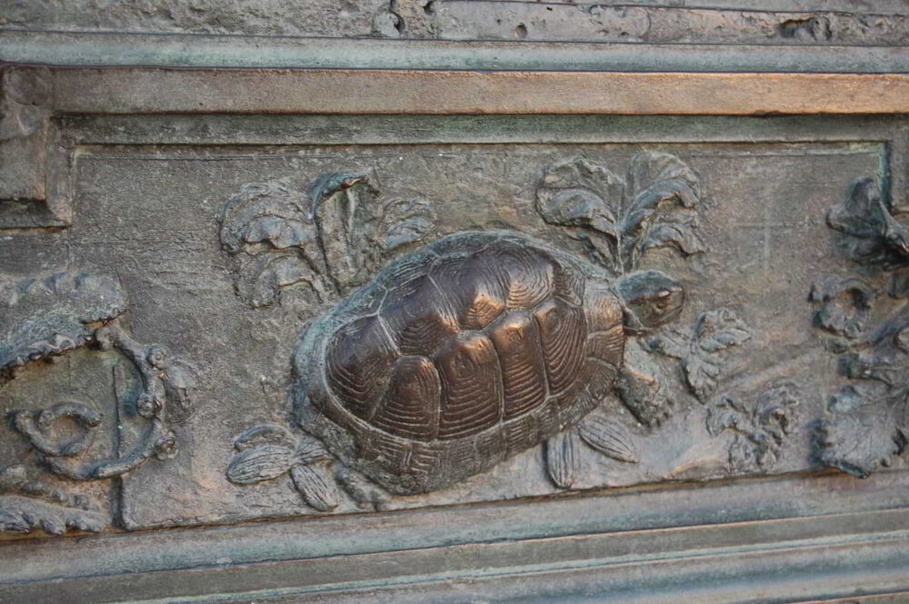Petites bêtes - Portes du Duomo de Pise (2)