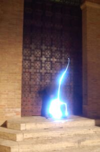 Un étrange petit être semble être bloqué à la porte de la marie de Sienne.