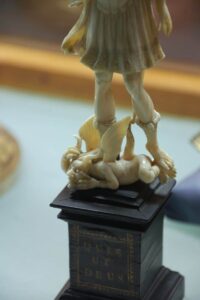 Saint Michel terrassant le dragon, ivoire XVIIème siècle, musée de Provins.