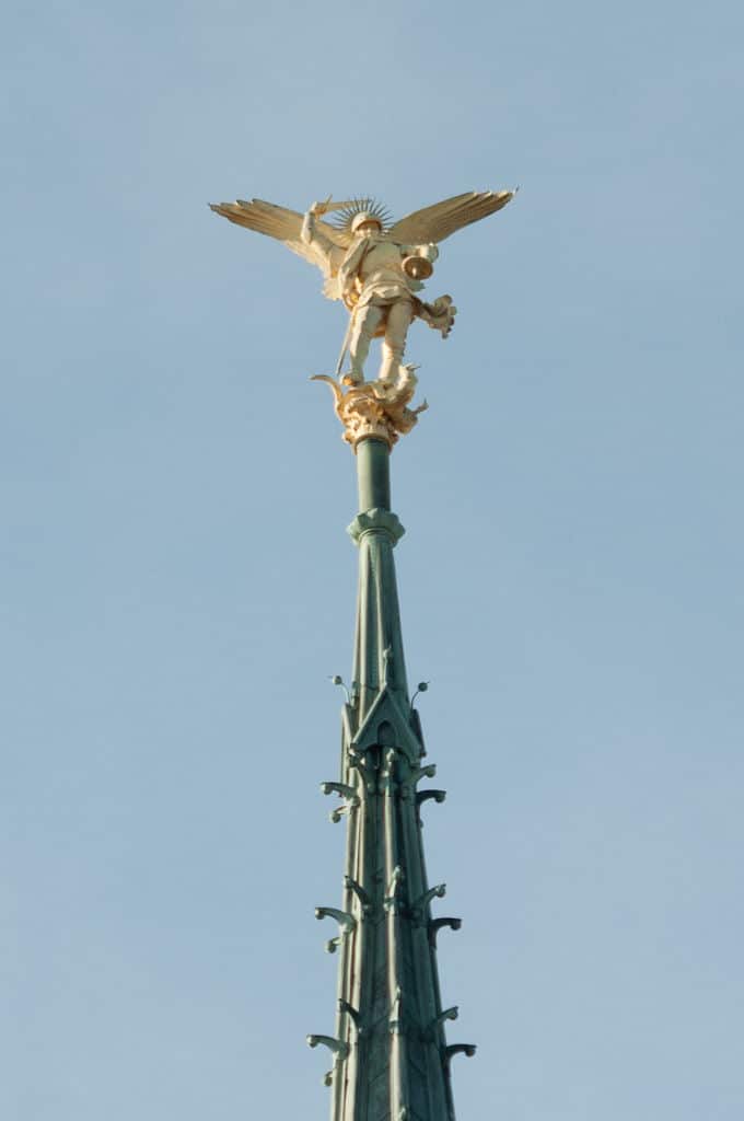 Saint-Michel (4,5m de haut) sur la flèche de l'abbatiale du Mont-Saint-Michel - Thomas Dousseau - Wikimedia - 