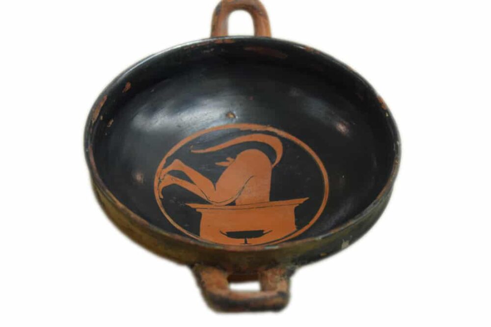 Vers -490 - Peintre du Pithos - Satyre plongeant la tête la première dans un pithos remplit de vin - Musée d'art et d'histoire de Genève - 16908