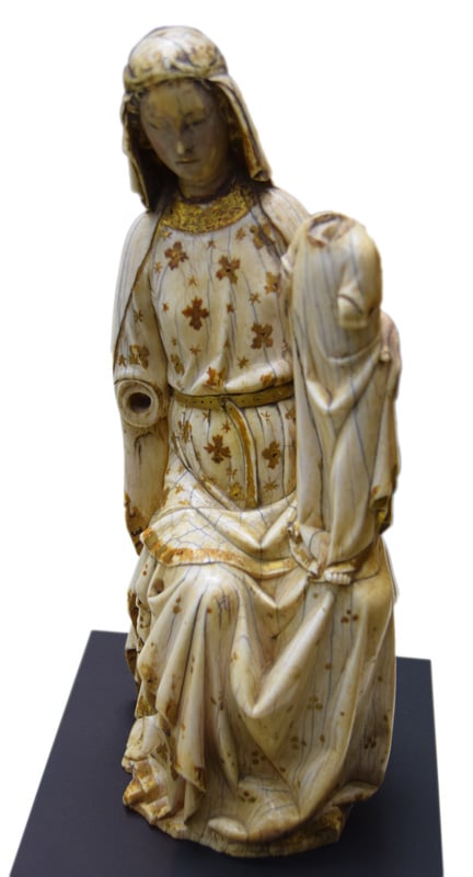 Statuette : Vierge à l'Enfant assise, (H x L x P = 25,5 x 10,5 x 9cm ), ivoire et peinture, vers 1300, conservé au musée de Cluny, n°CL7613